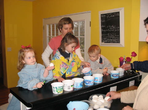2005_03_26 Aunt Jenny and Cousins dyeing eggs.jpg